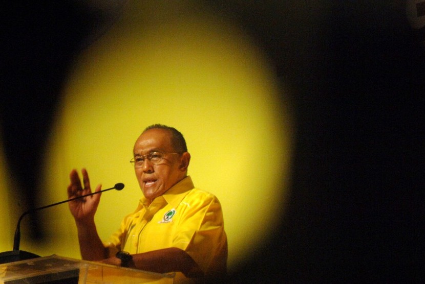 Aburizal Bakrie memberikan sambutan HUT GOLKAR KE-49 DI SURABAYA