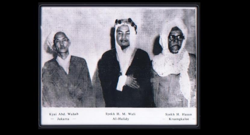 Abuya Muda Waly (tengah)