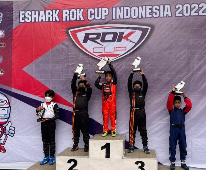 Abyan Aqila (tengah) meraih gelar juara Kejurnas Gokart Eshark Rok Cup putaran keempat yang diadakan di Sentul Karting International Circuit, Ahad (26/6/2022). 