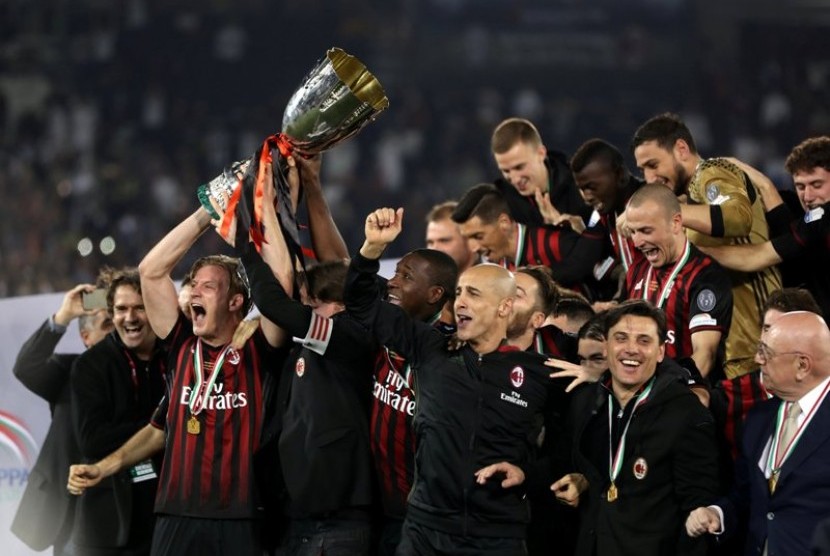AC Milan merayakan gelar juara Piala Super Italia