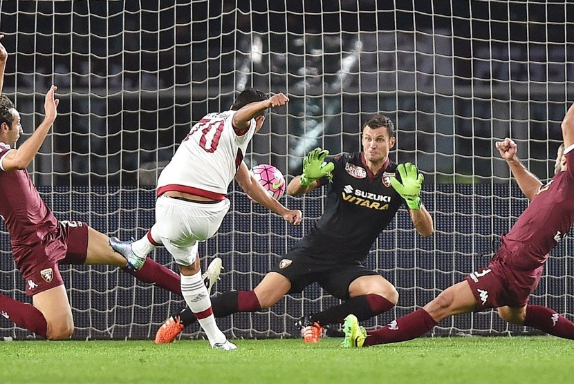 AC Milan's Carlos Bacca (C) scores a goal during the Italian Serie A soccer match Torino FC vs AC Milan at Olimpico stadium in Turin, Italy, 17 October 2015. 