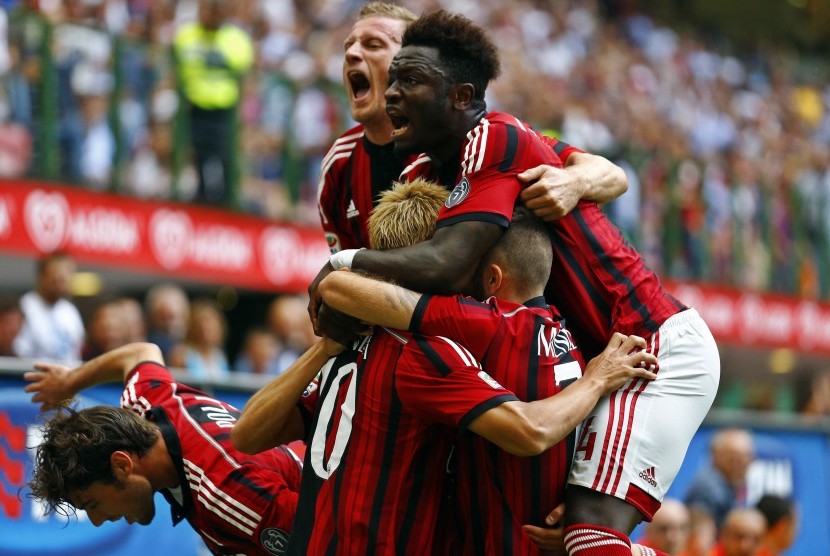 AC Milan's Keisuke Honda (C) celebrates with his team mates after scoring against Lazio's during their Italian Serie A soccer match at the San Siro stadium in Milan August 31, 2014.