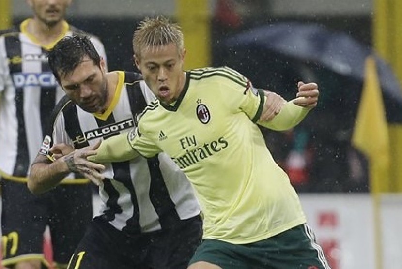 AC Milan's Keisuke Honda, right, challenges for the ball with Udinese's Maurizio Domizzi In Milan, Nov 30, 2014. 