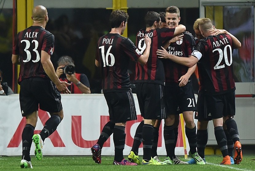 AC Milan's Marco van Ginkel (21) celebrates with his team mates after scoring a goal against AS Roma during their Serie A soccer match at the San Siro stadium in Milan, Italy, May 9, 2015. 