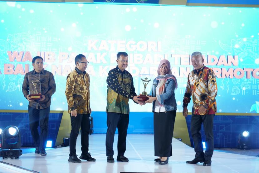 Acara Anugerah Philothra diberikan langsung Penjabat Gubernur Jabar Bey Machmudin di Padalarang, Kabupaten Bandung Barat, Rabu (27/12). 