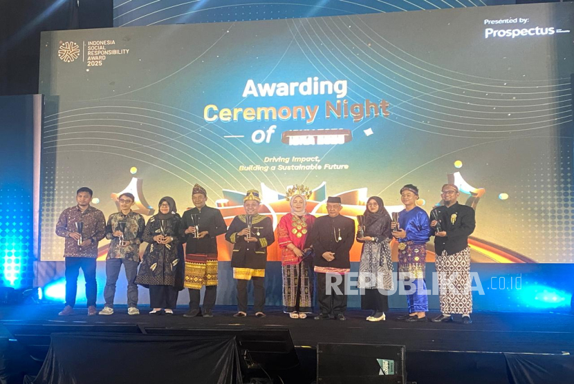 Acara Awarding Night of Indonesia Social Responsibility Award (ISRA) 2025 yang diselenggarakan di The Alana Yogyakarta Hotel & Convention Center, Sleman, Yogyakarta, Kamis (10/7/2025).