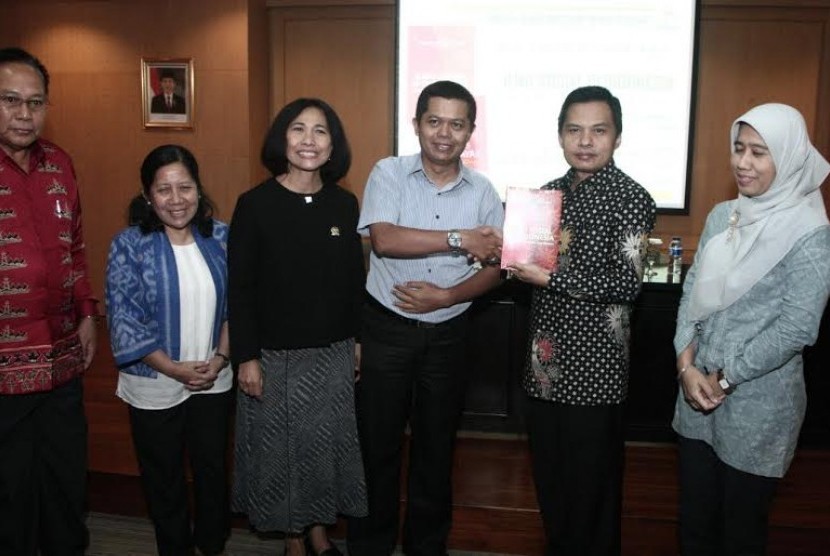 Acara Bicara Buku Bersama Wakil Rakyat yang membahas buku berjudul Ilmu Sosial di Indonesia Perkembangan dan Tantangan dan buku berjudul Krisis Budaya hari Kamis, (21/4).