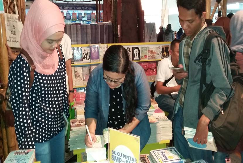 Acara book signing di Jakbook Ikapi DKI 2015.