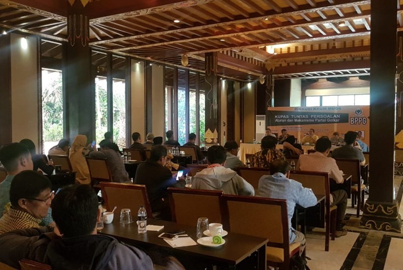 Acara diskusi Barisan Pemuda Partai Golkar (BPPG) di Kudus Cafe Hotel Sultan, Jakarta, Jumat (23/8). 