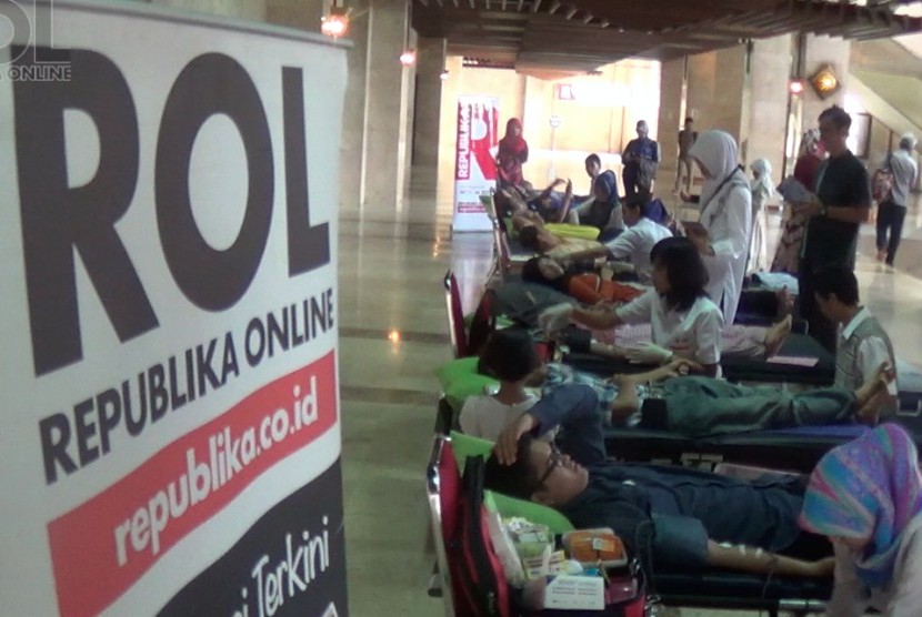 Acara donor darah di masjid At-tin, Jakarta