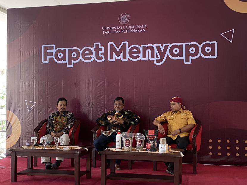 Acara Fapet Menyapa yang digelar di Fakultas Peternaka (Fapet) UGM di Hall ASLC Fapet UGM, Jumat (23/8/2024). Acara ini menghadirkan tim Laboratorium Teknologi Makanan Ternak yaitu Moph Sofiul Anam, Prof Ali Agus, dan Ir Cuk Tri Noviandi.