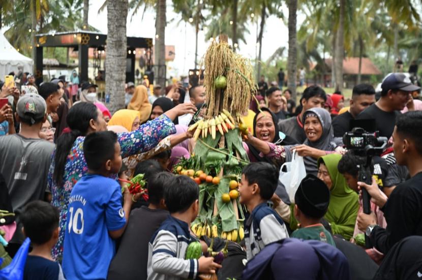 Acara Festival Kaliratu, yang berlangsung di Desa Jogosimo, Klirong, Kabupaten Kebumen. 
