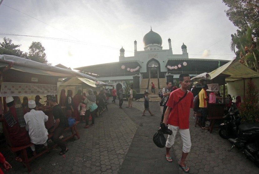 Acara Festival Republik yang digelar di Masjid Syuhada, Ahad (31/12) di antaranya dimeriahkan oleh angkringan gratis pada sore hari.