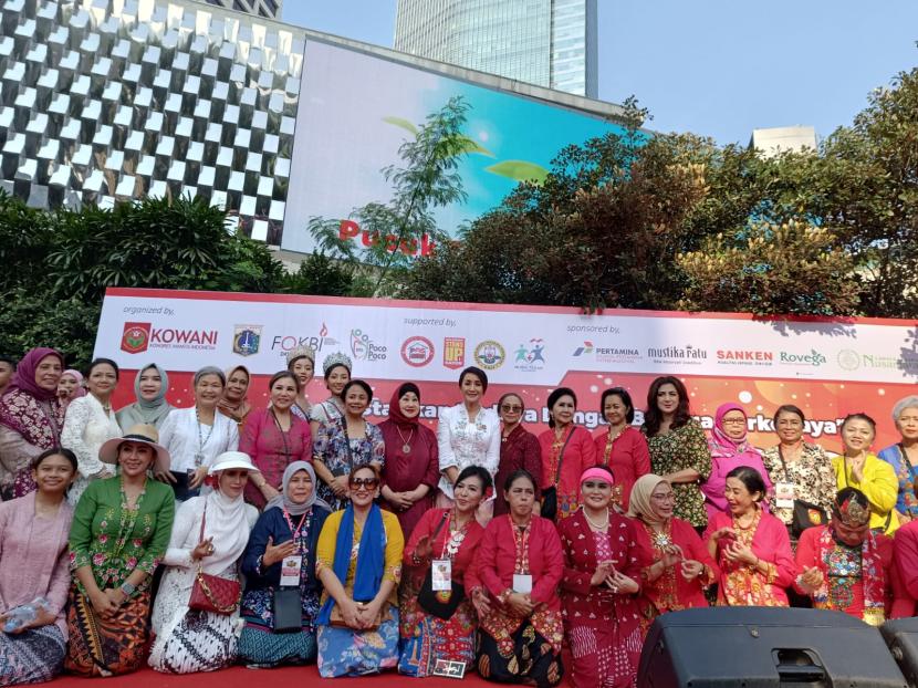 Acara flashmob poco-poco berkebaya yang diselenggarakan di kawasan Bundaran Hotel Indonesia, Jakarta, Ahad (14/7/2024).