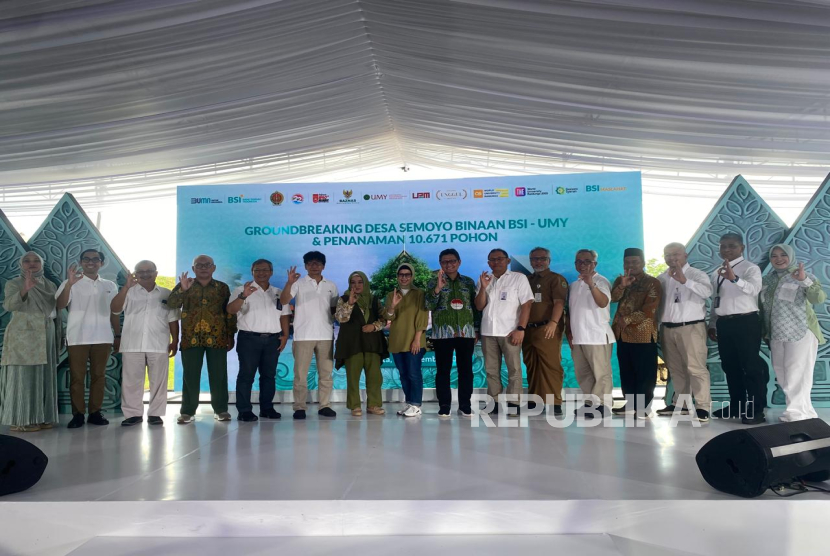 Acara Groundbreaking Desa Semoyo Binaan BSI-UMY & Penanaman 10.671 Pohon di Desa Semoyo, Kecamatan Patuk, Kabupaten Gunungkidul, DIY, Senin (16/12/2024).