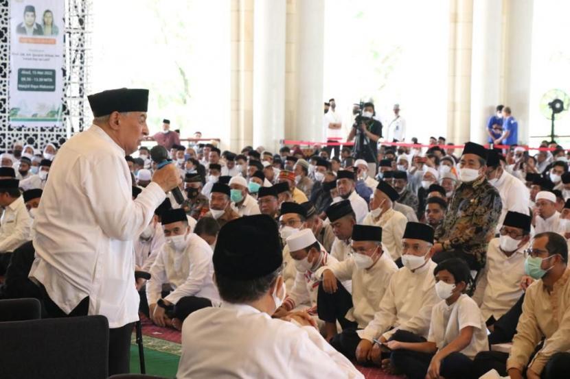 Quraish Shihab menyampaikan ceramah di acara Haul 40 tahun wafatnya Haji Kalla dan Hj Athirah, di Masjid Raya Makassar, Ahad (15/5/2022)