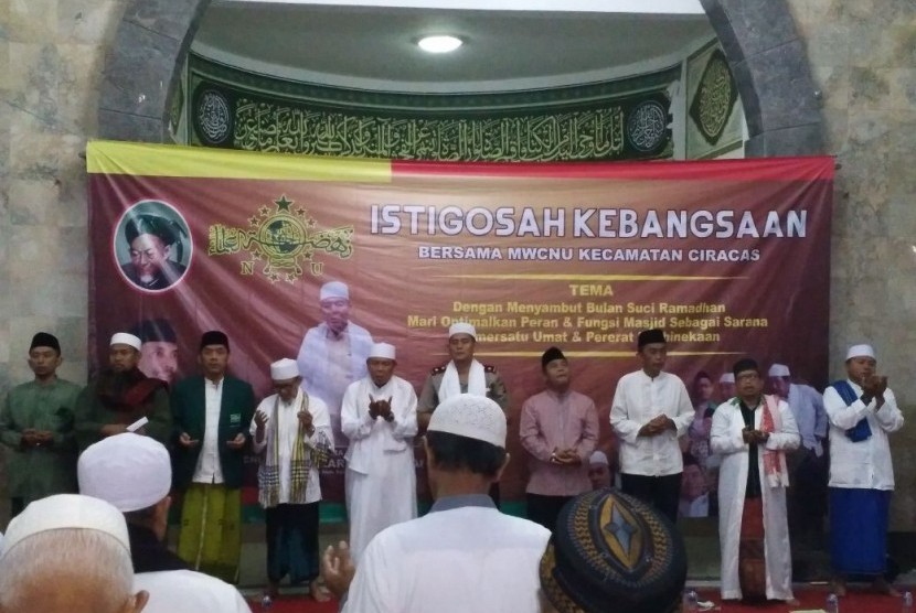 Acara Istigosah kebangsaan yang diselenggarakan oleh DKM Masjid Yasin Al Maruf bekerja sama dengan MWCNU Kecamatan Ciracas bertempat di Masjid Yasin Al Maruf, Ciracas, Jakarta Timur, Kamis (26/4).