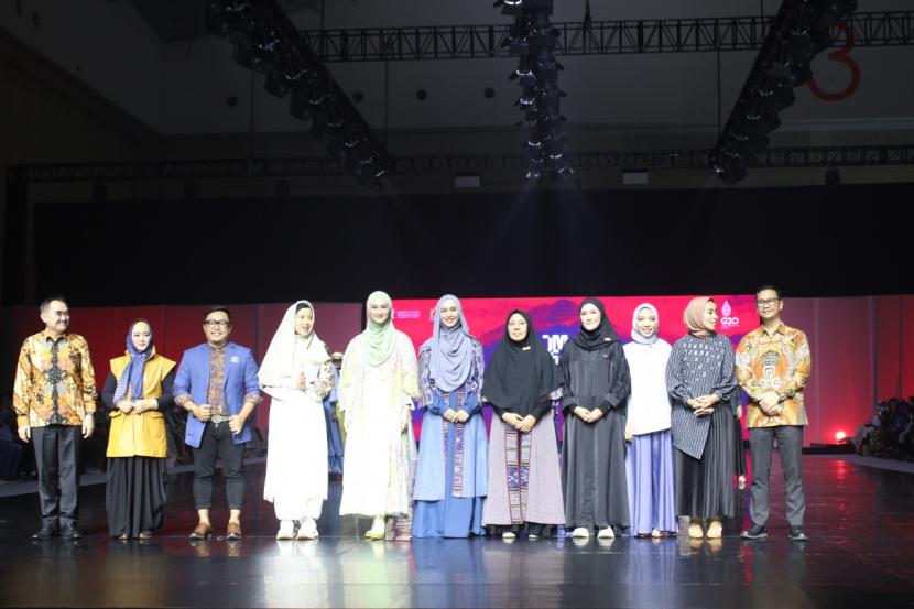 Acara Jakarta Muslim Fashion Week 2023 telah diselenggarakan pada 20-22 Oktober 2022 di ICE BSD, Tanggerang, Banten. 
