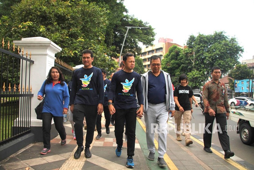 Acara jalan sehat Wali Kota Bogor, Bima Arya, dengan Menteri Pendayagunaan Aparatur Negara dan Reformasi Birokrasi (Menpan-RB), Asman Abnur, di Kota Bogor, Jumat (2/2). 