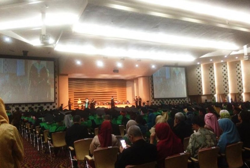 Acara kegiatan wisuda program sarjana dan pascasarjana Universitas YARSI di Auditorium Ar-Rahman Universitas YARSI, Jakarta Pusat, Sabtu (15/4).