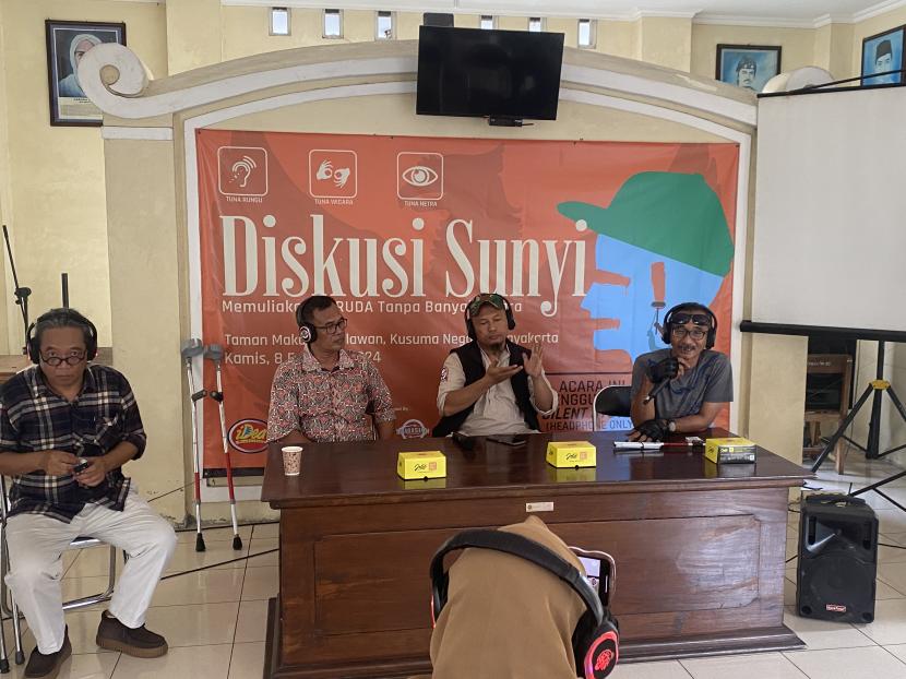 Acara konferensi pers Diskusi Sunyi: Memuliakan Garuda Tanpa Banyak Bicara di Taman Makam Pahlawan (TMP) Kusumanegara, Yogyakarta, Kamis (8/2/2024).
