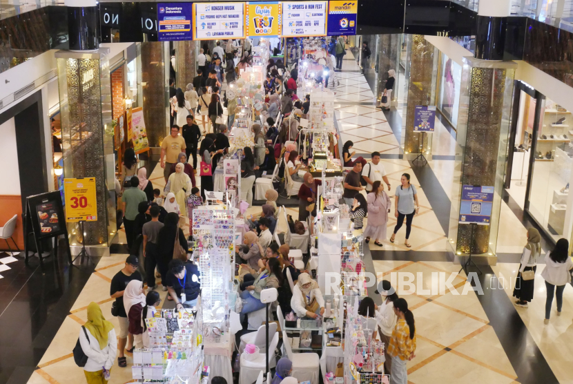Acara Livin Fest Bandung 2025 yang digelar Bank Mandiri di Trans Studio Mall, Kota Bandung, Kamis (23/10/2025). Acara ini menghadirkan lebih dari 150 tenant dari berbagai sektor, mulai dari kuliner, fesyen, wastra kriya, kecantikan, otomotif dan properti. 