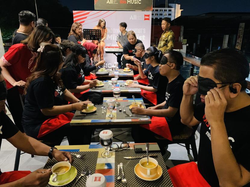  Acara makan malam staf ibis Malioboro dengan mata tertutup dalam acara Diversity Week 2022.