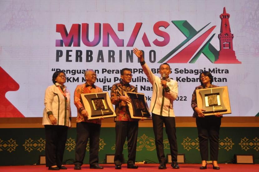 Acara Musyawarah Nasional (Munas) XI Perhimpunan Bank Perkreditan Rakyat Indonesia (Perbarindo) Tahun 2022 di The Alana Hotel & Convention Center, Yogyakarta, Rabu (19/10/2022).