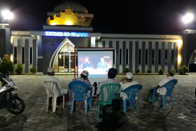 Acara nonton bareng debat capres/cawapres di halaman masjid warga Waykandis Kota  Bandar Lampung sepi penonton, Kamis (17/1) malam.