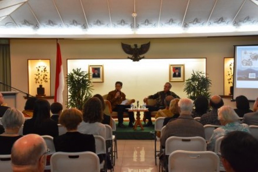 Acara pameran tiga buku karya Ian Burtnett di Kedutaan Besar Republik Indonesia (KBRI), Canberra. 