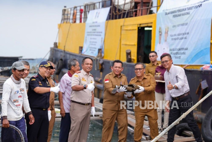 Acara pelepasan ekspor ikan kerapu di Pulau Sirai, Kabupaten Bintan, Senin (15/9/2025) yang dihadiri Gubernur Kepulauan Riau, Ansar Ahmad, Bea Cukai Tanjungpinang, serta sejumlah pejabat pusat dan daerah.
