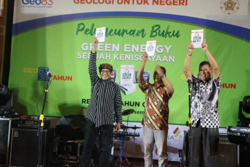 Acara peluncuran buku Green Energy, Sebuah Keniscayaan oleh alumni Teknik Geologi UGM Angkatan 1983 (Geo83)  di UC UGM, Yogyakarta, Sabtu (18/12).