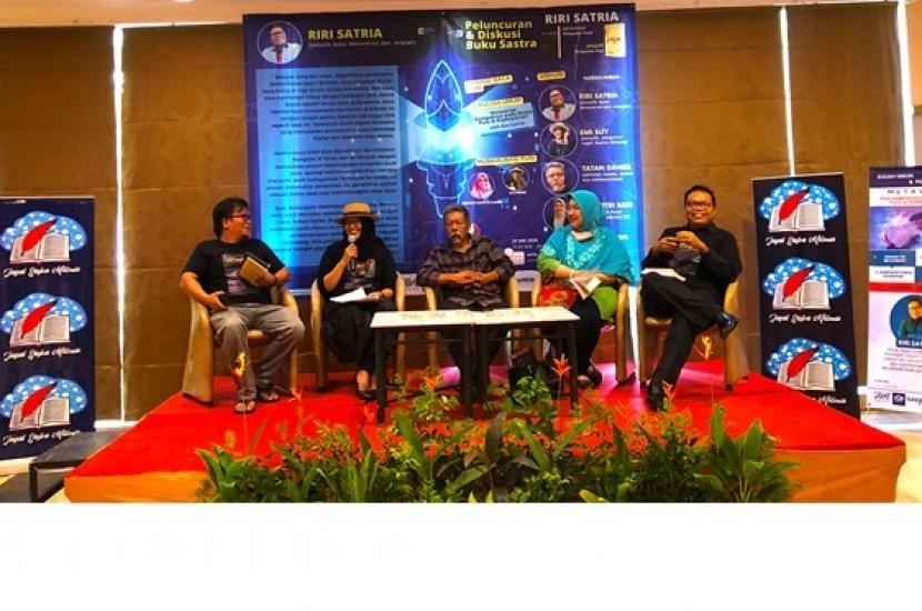 acara peluncuran buku karya Riri Satria, yaitu kumpulan puisi 