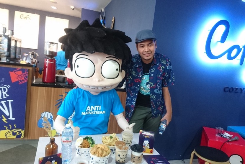 Acara peluncuran Kafe Juki di Jakarta. Kreator Juki, Faza Meonk, berpose dengan sosok Juki.