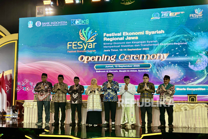 Acara pembukaan Festival Ekonomi Syariah (Fesyar) Regional Jawa di Ballroom Al Marwah, Masjid Al Akbar Surabaya, Jumat (12/9/2025).