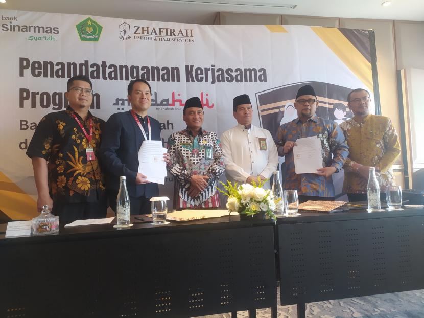 Acara penandatanganan kerja sama MudaHaji antara Zhafirah Umroh Haji dengan Bank Sinarmas & Sinarmas Finance di Yogyakarta, Selasa (15/8/2023).