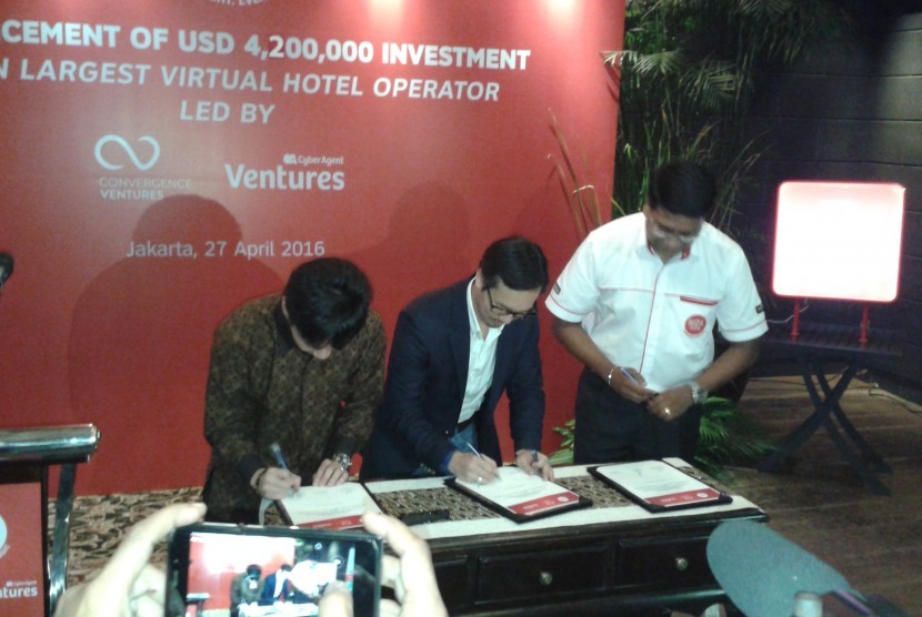 Acara penandatanganan kerjasama pendanaan antara Nida Rooms dengan Convergence Venture dan CyberAgent Venture di Jakarta, Rabu (27/4).