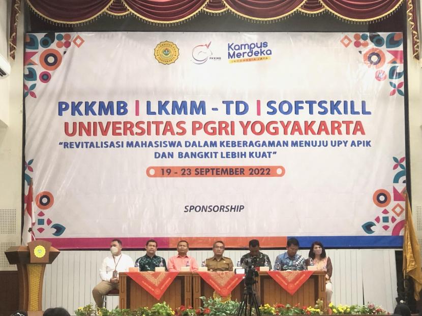 Acara Pengenalan Kehidupan Kampus bagi Mahasiswa Baru (PKKMB) Universitas PGRI Yogyakarta (UPY) di Auditorium UPY, Bantul, Senin (22/9/2022).