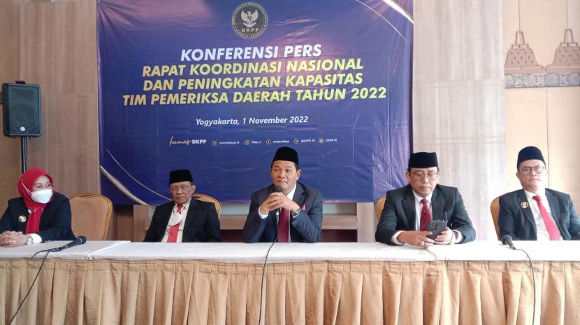  Acara pengukuhan 204 Tim Pemeriksa Daerah (TPD) tahun 2022-2023 oleh Dewan Kehormatan Penyelenggara Pemilu (DKPP) di Hotel Grand Mercure Yogyakarta, Selasa (1/11/2022). 