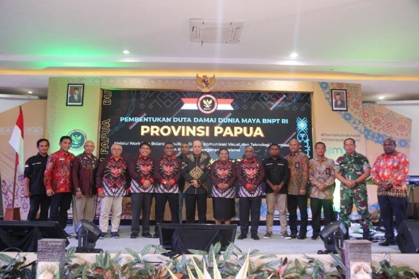 Acara Pengukuhan Duta Damai Dunia Maya Provinsi Papua dilakukan oleh Kepala BNPT Komjen Pol Boy Rafli Amar di Hotel Suni Garden & Resort, Sentani, Kabupaten Jayapura, Jumat (7/10/2022).
