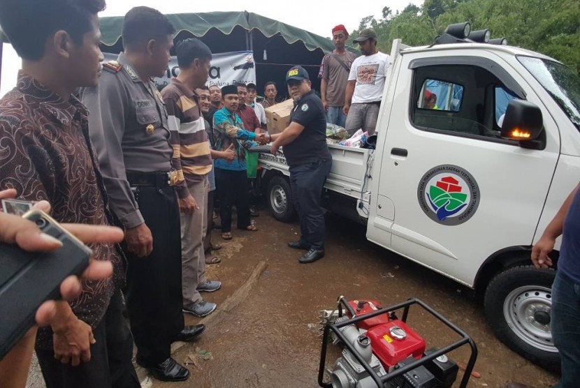 Acara penyerahan bantuan tanggap bencana di desa Banaran Kab Ponoroga, (Ahad 23/4)