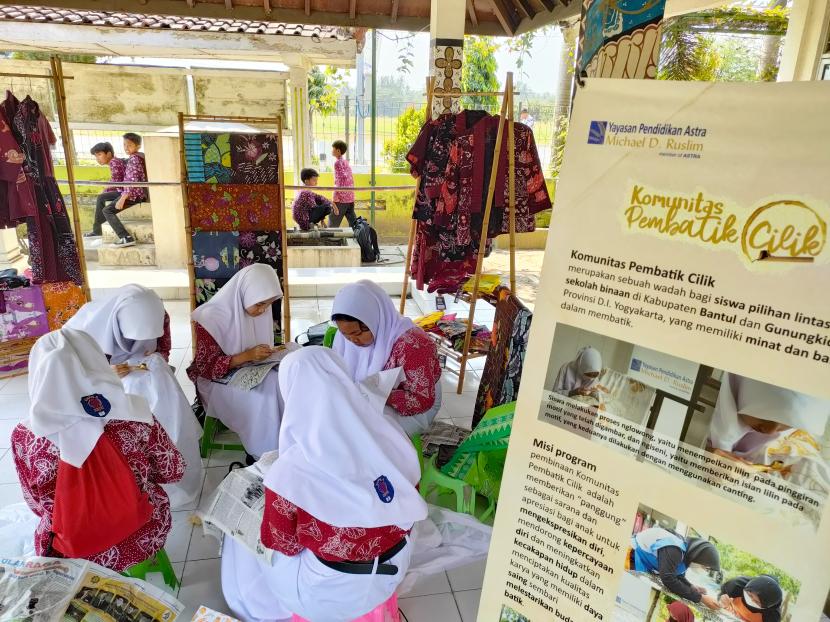 Acara perayaan Hari Batik Nasional di SDN Jigudan, Kalurahan Triharjo, Kapanewon Srandakan, Kabupaten Bantul, Selasa (10/10/2023). 