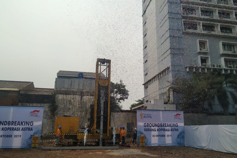 Acara peresmian logo baru dan groundbreaking gedung baru Koperasi Astra Internasional di daerah Cempaka Putih, Jakarta Pusat, Senin (28/10).