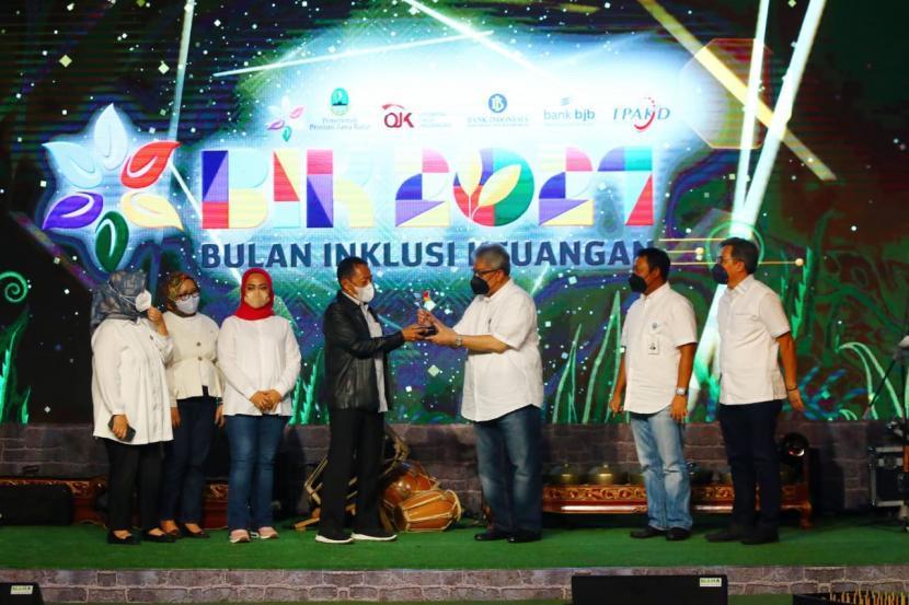 Acara puncak Bulan Inklusi Keuangan 2021 bank bjb bekerja sama dengan Otoritas Jasa Keuangan Kantor Regional 2 (OJK KR 2) Jawa Barat diselenggarakan pada Selasa 9 November 2021 di Saung Angklung Udjo, Kota Bandung.