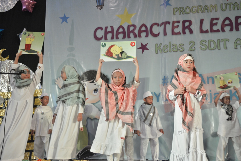 Acara puncak protam (Program Utama) kelas 2 SDIT Auliya bertemakan “Character Learning Weeks“ di Ruang Auditorium gedung Ali bin Abi Thalib Sekolah Islam Auliya, Jombang Ciputat, Tangerang Selatan, Sabtu (16/11).