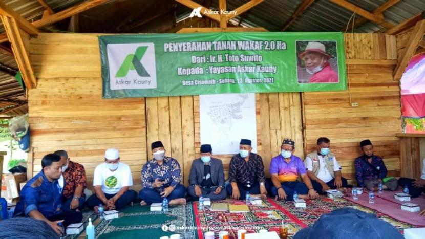 Acara serah terima wakaf tanah untuk pembangunan pesantren tahfidz Quran dan agropreneur dari pewakaf Toto Suwito kepada Yayasan Askar Kauny di Desa Cisampih, Kabupaten Subang, Ahad (12/9).