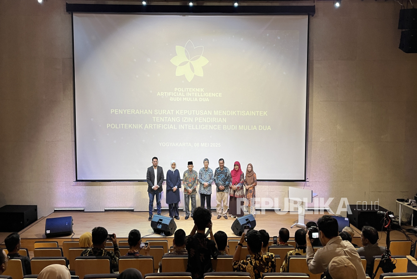 Acara seremoni penyerahan SK izin pendirian Politeknik Artificial Intelligence Budi Mulia Dua (PLAI BMD) di Auditorium PLAI BMD, Jalan Raya Tajem, Panjen, Wedomartani, Ngemplak, Sleman, Daerah Istimewa Yogyakarta. Kamis (8/5/2025). 