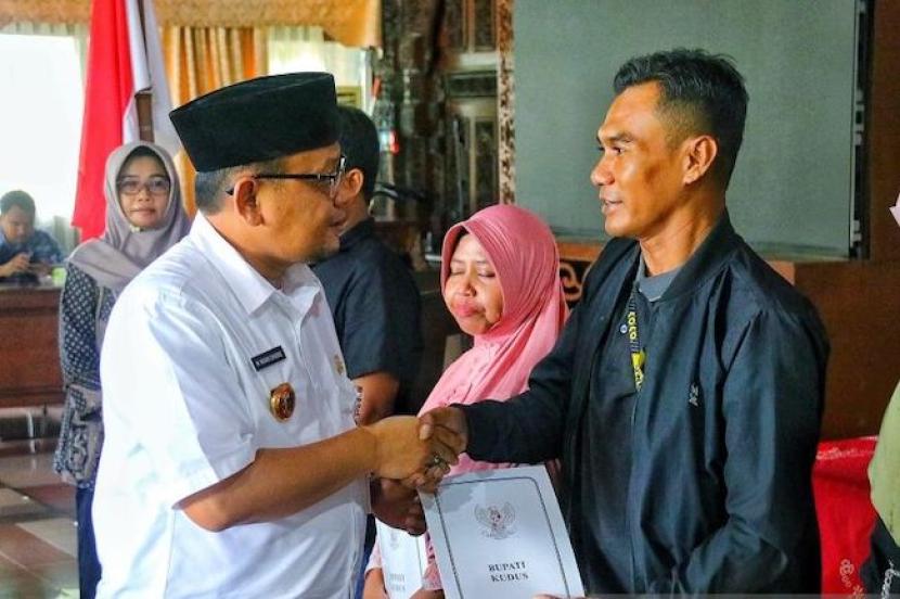 Acara simbolis penyerahan dana santunan kematian di Pendopo Kabupaten Kudus, Jawa Tengah, Rabu (28/2/2024).