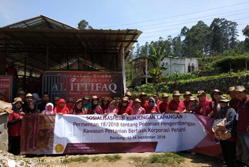 Acara Sosialisasi Permentan 18/2018 tentang Pedoman Pengembangan Kawasan Berbasis Korporasi Petani di Bandung, Jumat (14/9)