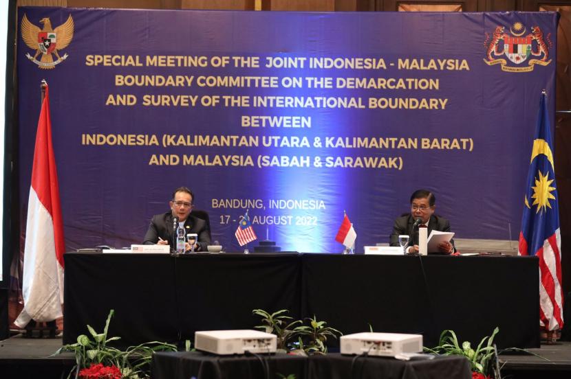 Acara Special Meeting of The Joint Indonesia-Malaysia (JIM) akhirnya kembali digelar usai terkendala pertemuan tatap muka akibat pandemi Covid-19. Pada persidangan Tahun 2022 kali ini, pembukaan kegiatan dilaksanakan di Hotel El-Royale Bandung, Jawa Barat, Kamis (18/8/2022). 